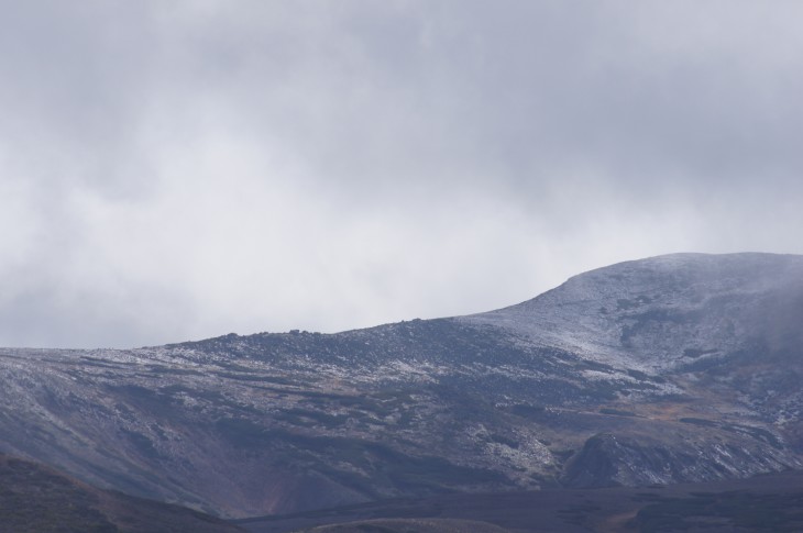層雲峡黒岳ロープウェイ 秋本番紅葉の山肌に初雪の訪れ。