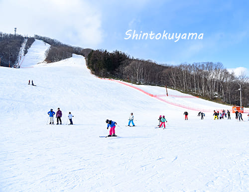 新得山スキー場　ゲレンデトップから滑走可能。スキー場の脇をJRの列車が走る十勝のローカルゲレンデ(^^)/