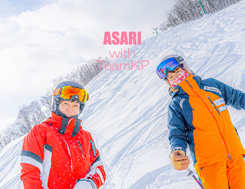 朝里川温泉スキー場　祝・積雪200cm到達。ふわふわのパウダースノーに覆われたゲレンデを舞台に、女性スキーヤーチーム『TeamKP』成澤栞さんと秋山穂香さんが美しい滑りを披露！