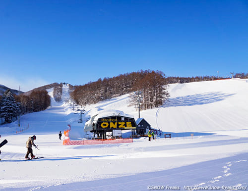 スノークルーズ オーンズ 澄んだ青空に舞う、ふわふわ粉雪。