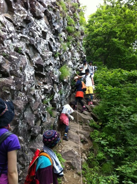 八剣山は標高498m。札幌市南区にあるアクセスの良い小さな山です☆登山口は、全部で3ヶ所。今回は、登り50分・下り30分のコースをとる南口から山頂を目指します！ 