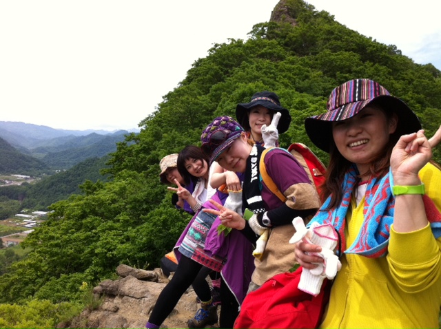 八剣山は標高498m。札幌市南区にあるアクセスの良い小さな山です☆登山口は、全部で3ヶ所。今回は、登り50分・下り30分のコースをとる南口から山頂を目指します！ 