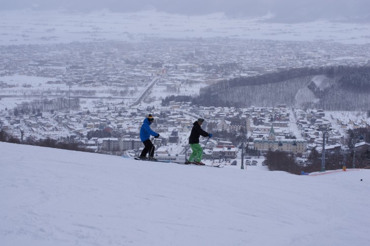 富良野 寒気到来で雪煙上がる高速バーン