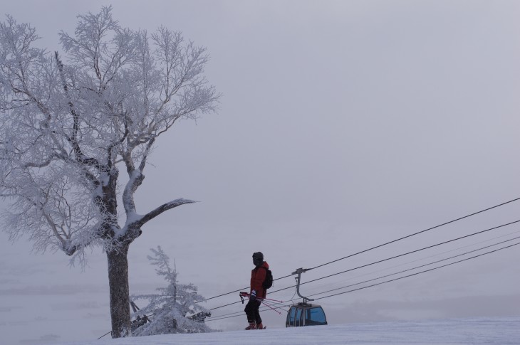 富良野 寒気到来で雪煙上がる高速バーン