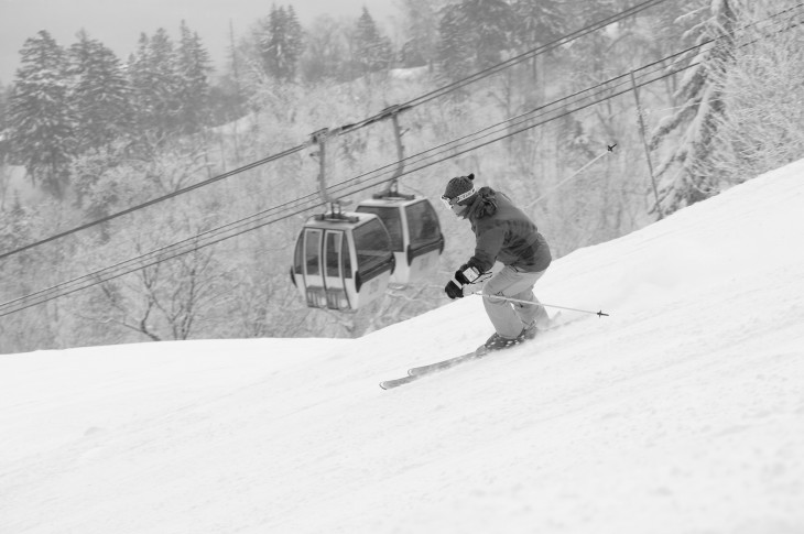 富良野 寒気到来で雪煙上がる高速バーン