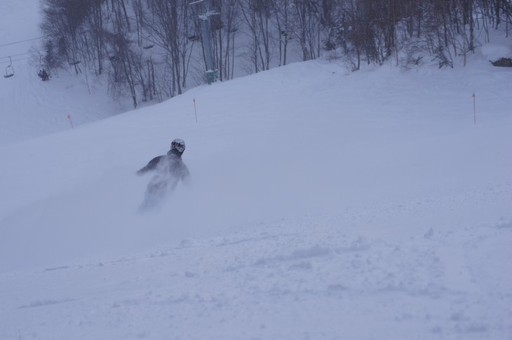 富良野 寒気到来で雪煙上がる高速バーン