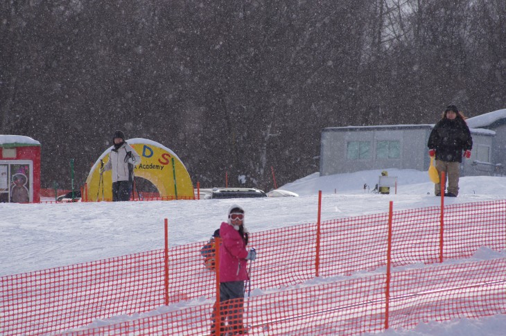 富良野 寒気到来で雪煙上がる高速バーン