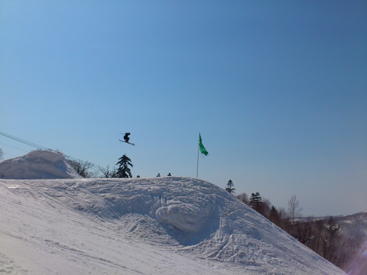 中山峠スキー場 青空の下、春スキー＆ボード日和