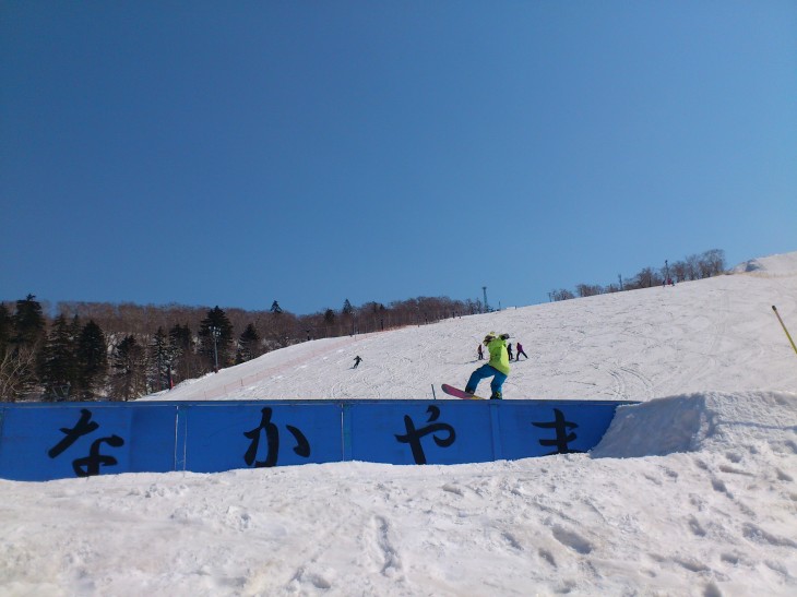 中山峠スキー場 青空の下、春スキー＆ボード日和