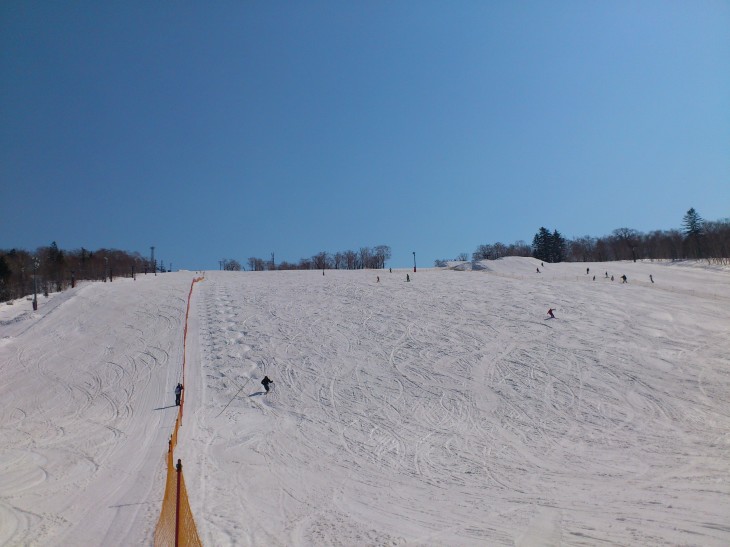 中山峠スキー場 青空の下、春スキー＆ボード日和