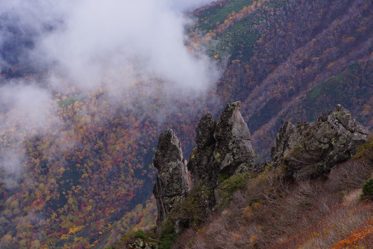 層雲峡黒岳ロープウェイ 秋本番紅葉の山肌に初雪の訪れ。