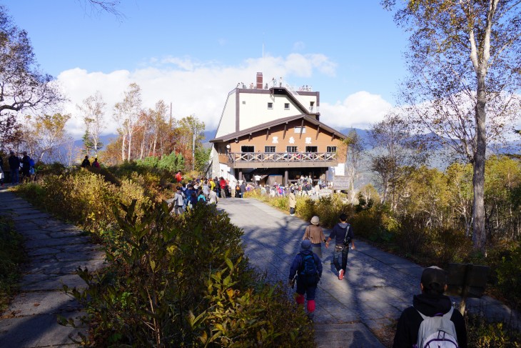 層雲峡黒岳ロープウェイ 秋本番紅葉の山肌に初雪の訪れ。