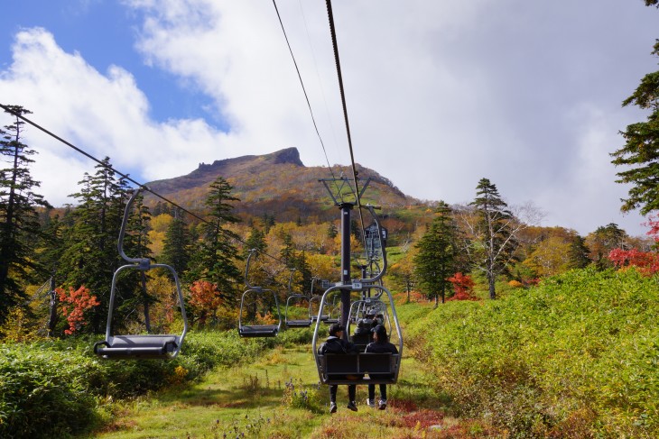 層雲峡黒岳ロープウェイ 秋本番紅葉の山肌に初雪の訪れ。