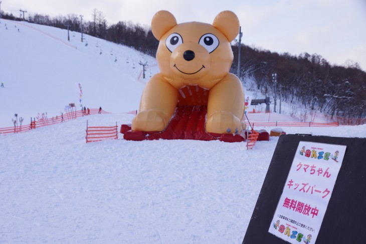 スノークルーズ・オーンズ 冬休み、華やかに賑わうゲレンデ。