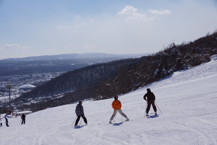 札幌藻岩山 晴天の下、絶好のスキー日和