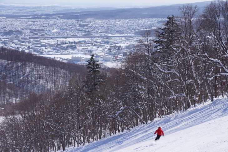 札幌藻岩山 晴天の下、絶好のスキー日和