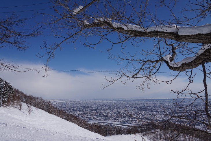 札幌藻岩山 晴天の下、絶好のスキー日和