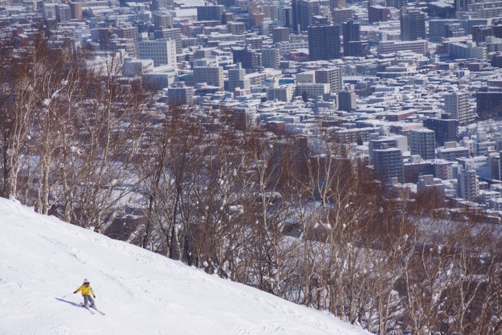 札幌藻岩山 晴天の下、絶好のスキー日和