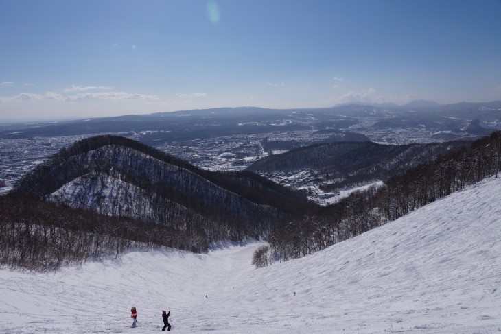 札幌藻岩山 晴天の下、絶好のスキー日和