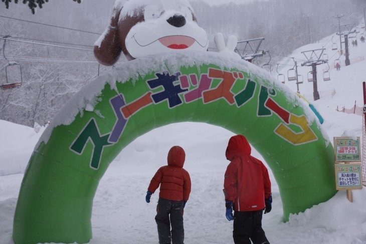 さっぽろばんけい  大雪にも負けず、雪遊びを楽しむ