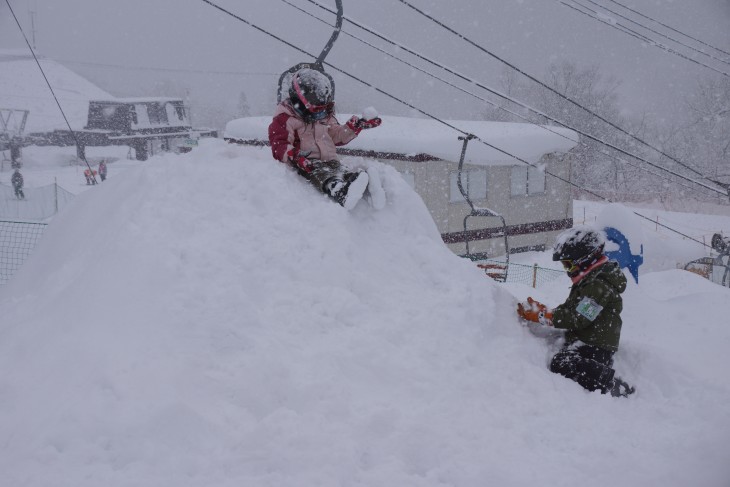 さっぽろばんけい  大雪にも負けず、雪遊びを楽しむ