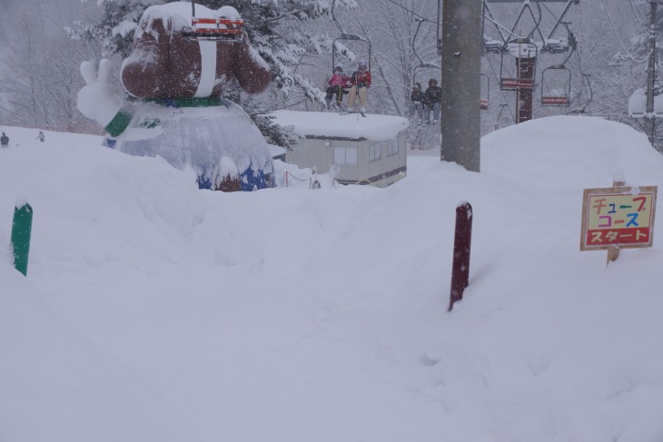 さっぽろばんけい  大雪にも負けず、雪遊びを楽しむ