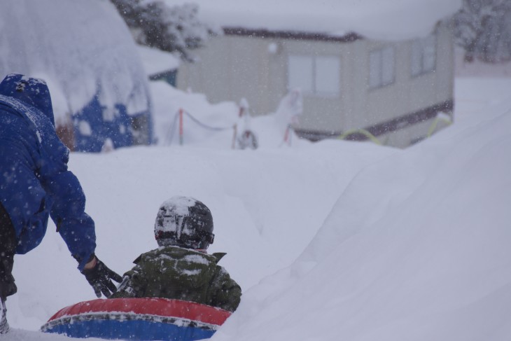 さっぽろばんけい  大雪にも負けず、雪遊びを楽しむ