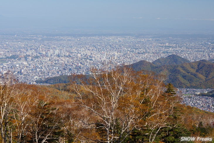 手稲山　秋の晴天に映える、極彩の紅葉。