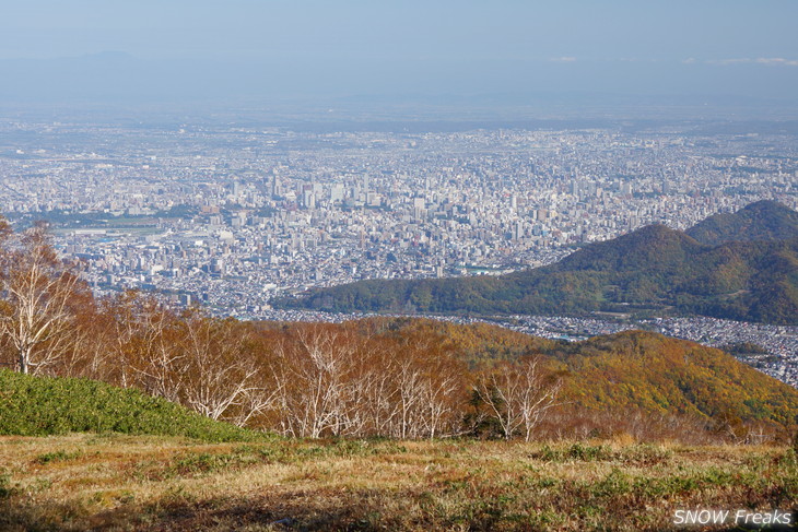 手稲山　秋の晴天に映える、極彩の紅葉。