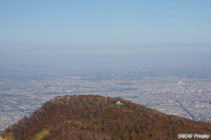 手稲山　秋の晴天に映える、極彩の紅葉。