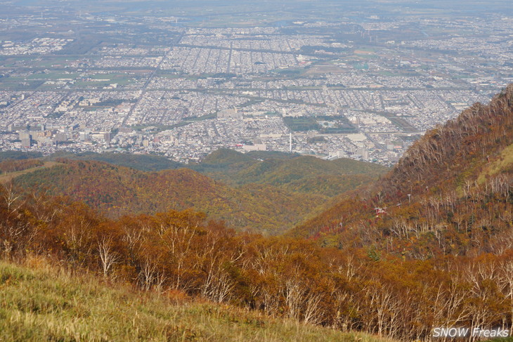 手稲山　秋の晴天に映える、極彩の紅葉。