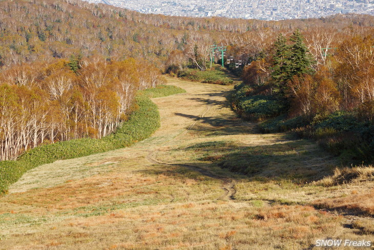 手稲山　秋の晴天に映える、極彩の紅葉。