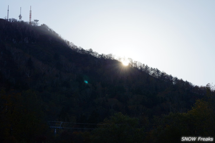 手稲山　秋の晴天に映える、極彩の紅葉。