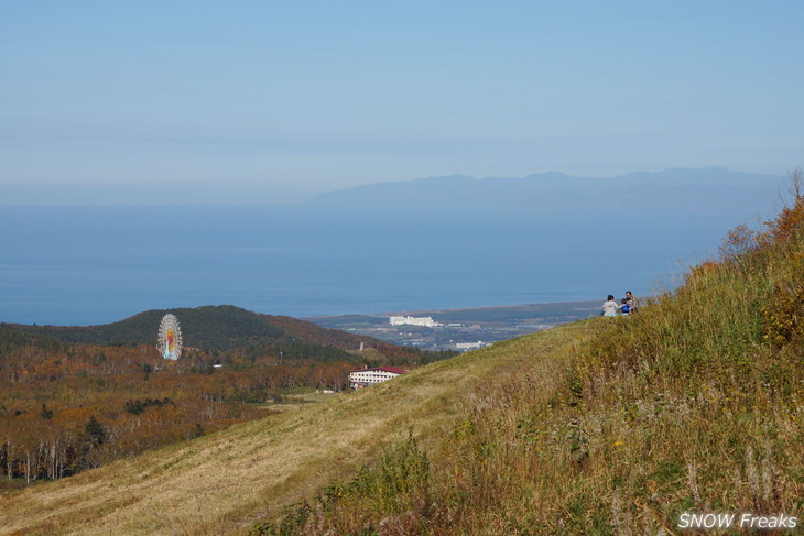 手稲山　秋の晴天に映える、極彩の紅葉。