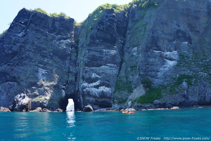 小樽塩谷シーカヤックガイド＆スクール遊人館 シーズン到来！夏の絶景『青の洞窟探検ツアー』！