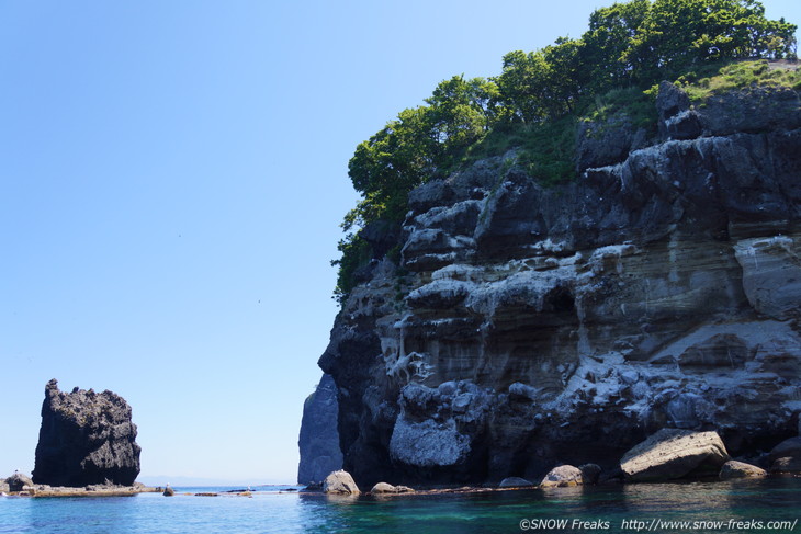 小樽塩谷シーカヤックガイド＆スクール遊人館 シーズン到来！夏の絶景『青の洞窟探検ツアー』！