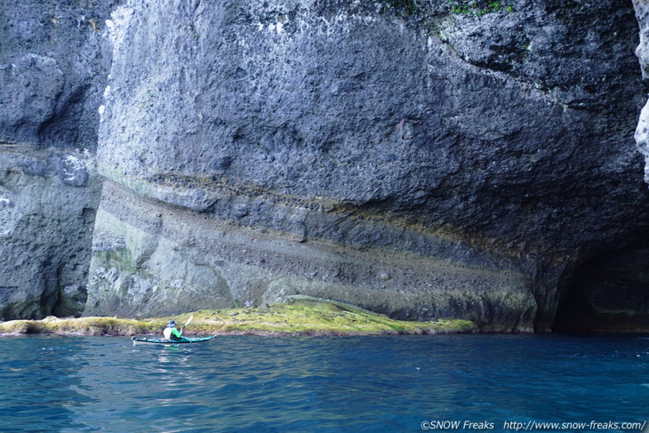 小樽塩谷シーカヤックガイド＆スクール遊人館 シーズン到来！夏の絶景『青の洞窟探検ツアー』！